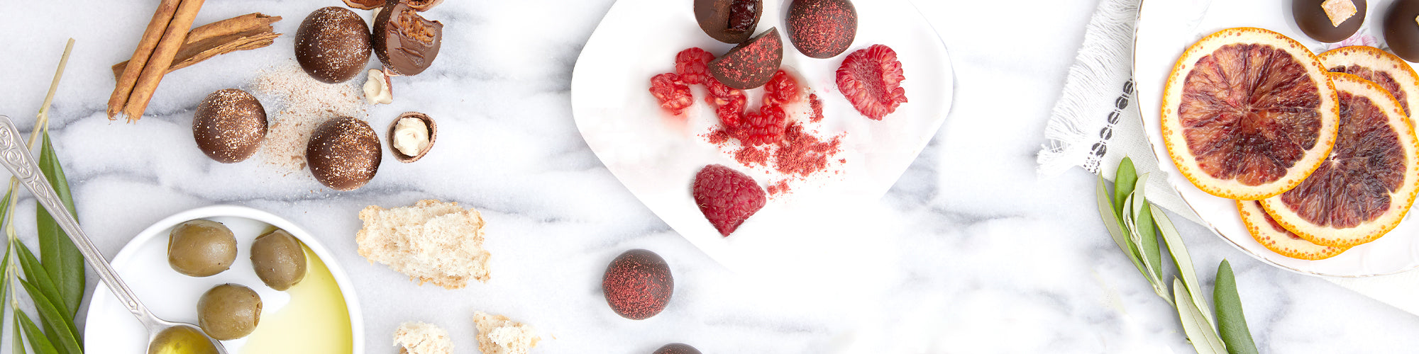 Cuoricini di cioccolato vegan con polvere di more e petali di rose essiccati  - La merenda della Fragola